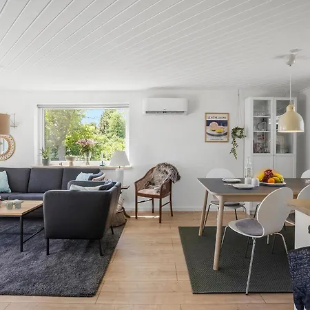 2 Bedroom Lovely In * 博恩瑟