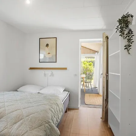 2 Bedroom Lovely In Holiday home